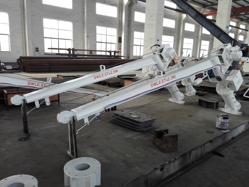 Single arm rescue boat davit